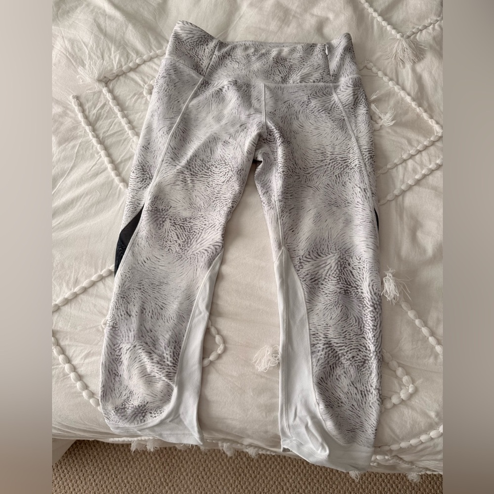 Calia by Carrie Underwood White and Black Patterned leggings